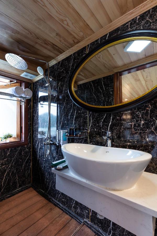 Harmony Boutique Cruises Hotel Ha Long Buitenkant foto
